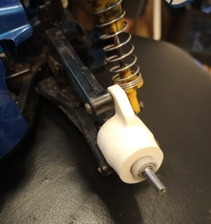 Tamiya TT02B rear upright drive hub (pair)